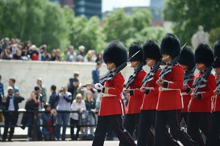 London Royal Highlights: Guided Walk & Changing of the Guard photo 2
