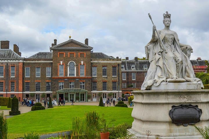 Guided Walking Tour of Royal Kensington: Kensington Palace, Gardens & Harrods