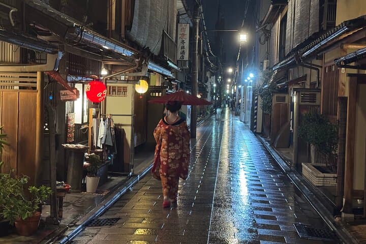 Kyoto Night Walk: Gion & Fushimi Inari After Dark photo 2
