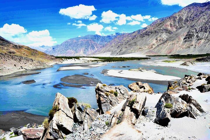 Pamir Highway through Wakhan Corridor — High‑Altitude Road Trip from Osh to Dushanbe