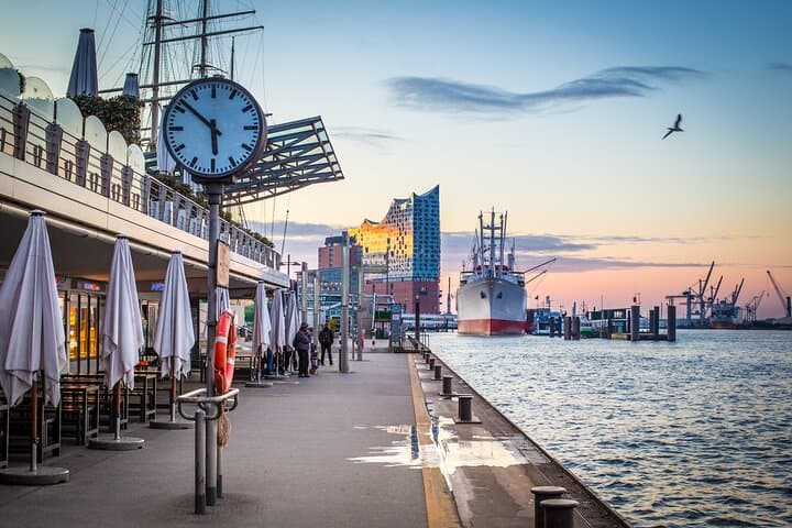 Private Transfer from Amsterdam to Hamburg with 2-Hour Münster Stop