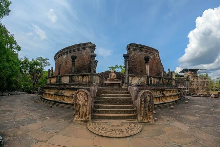Polonnaruwa Ruins and Minneriya Safari: Full-Day Cultural Tour and Elephant Watch