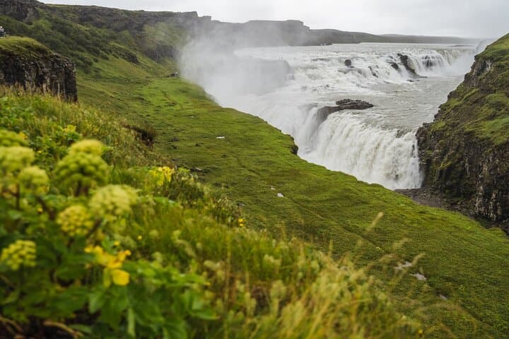 Small-Group Golden Circle Tour from Reykjavik Port (Spanish Guide) — Thingvellir, Geysir & Gullfoss