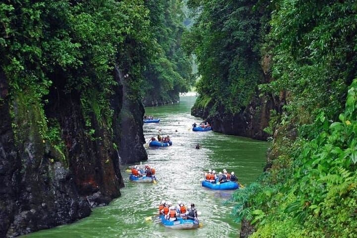 Sarapiqui River Whitewater Rafting from La Fortuna — Class III–IV Adventure photo 1