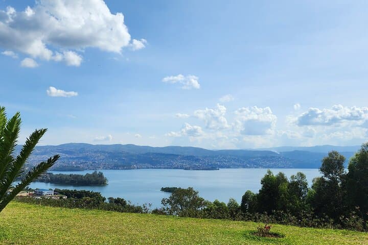 2-Day Gorilla Tracking in Rwanda and Lake Kivu Adventure photo 6
