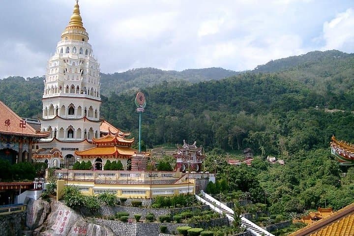 Skip-the-Line Penang Hill, Kek Lok Si & Botanical Gardens Private Tour photo 3