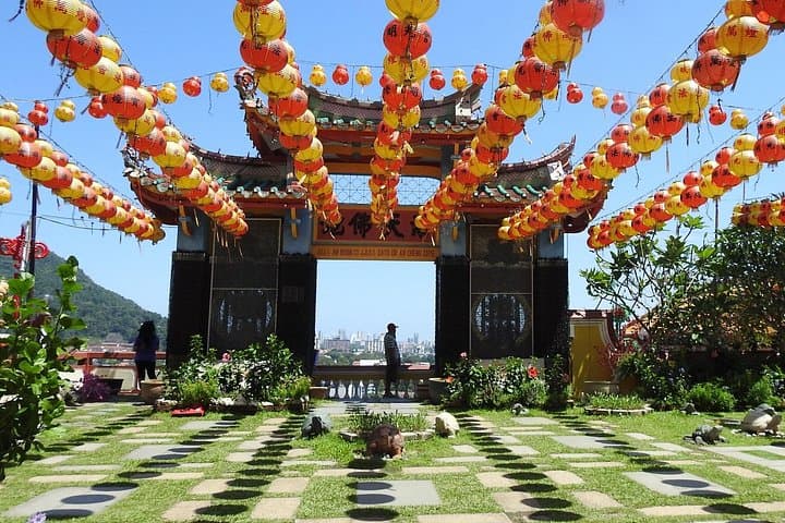 Skip-the-Line Penang Hill, Kek Lok Si & Botanical Gardens Private Tour photo 4