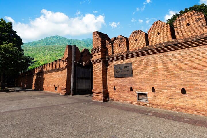 Chiang Mai City Private Tour: Doi Suthep, Old City Temples & Bor Sang Craft Village photo 3