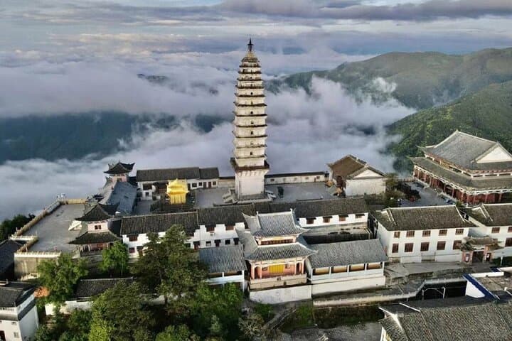 Jizu Mountain Private Tour: Hike to Golden Summit from Dali photo 5