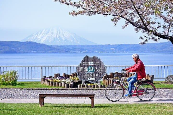 Hokkaido Full-Day: Noboribetsu, Lake Toya, Bear Ranch & Otaru photo 2