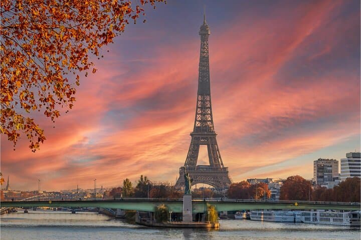 One-Day Active Private Bus Tour of Paris: Eiffel, Louvre & Champs-Élysées