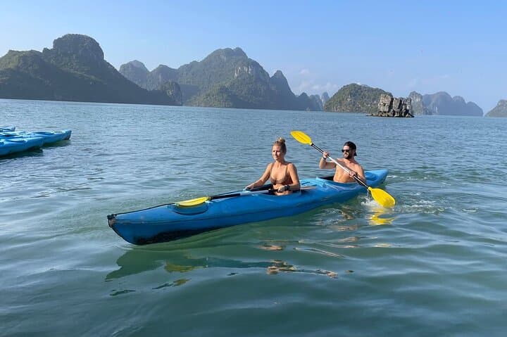 Private Canoe Tour: Discover Halong & Lan Ha Bay’s Dark and Bright Caves