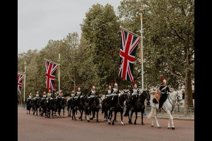 London Royal Highlights: Guided Walk & Changing of the Guard photo 4