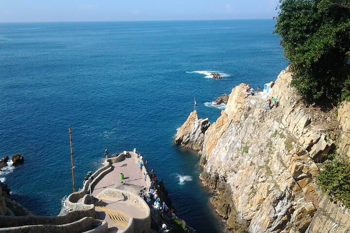 Quebrada Cliff Divers Show in Acapulco — Terrace Viewing with Transport photo 6