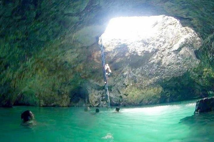 Blue Hole Mineral Spring and Rick's Cafe Tour from Montego Bay — Swim, Cliff Dives & Sunset photo 1