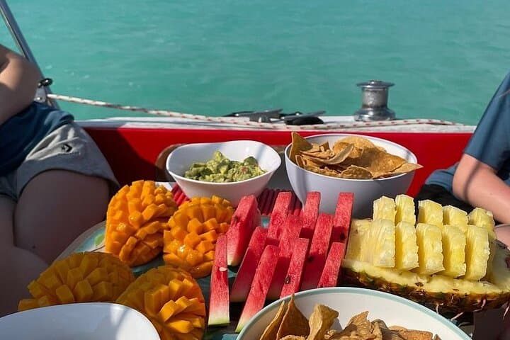 Private Bacalar Sailing Tour — 4-Hour Laguna de Bacalar Cruise with Guacamole & Drinks photo 2
