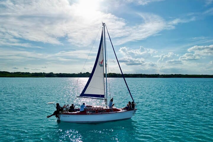 Private Bacalar Sailing Tour — 4-Hour Laguna de Bacalar Cruise with Guacamole & Drinks photo 4