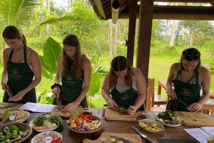 Hands-On Balinese Cooking Class and Family-Home Visit in Ubud