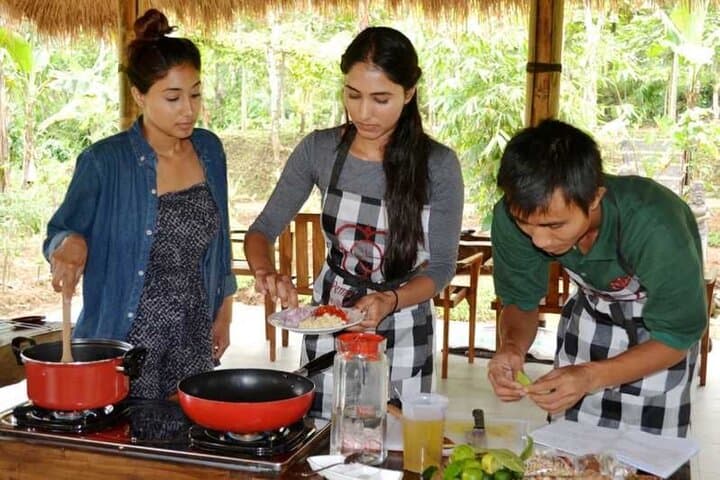 Hands-On Balinese Cooking Class and Family-Home Visit in Ubud photo 2