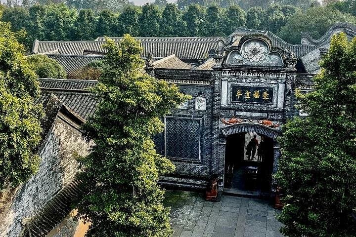 6-Day Chengdu Cultural and Night Scene Tour: Pandas, Tea & Dujiangyan photo 3