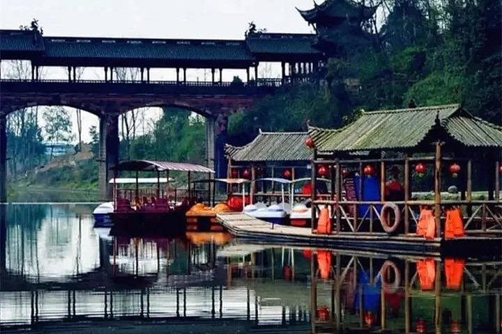 6-Day Chengdu Cultural and Night Scene Tour: Pandas, Tea & Dujiangyan photo 4