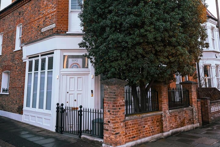 Notting Hill Colorful Charm Photoshoot — Capture London's Pastel Streets photo 3