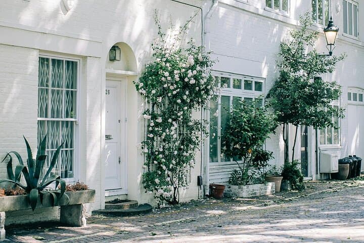 Notting Hill Colorful Charm Photoshoot — Capture London's Pastel Streets photo 4