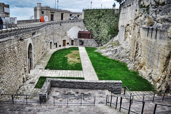 San Marino Self-Guided Scavenger Hunt: Explore Le Mura & Towers by Foot photo 2