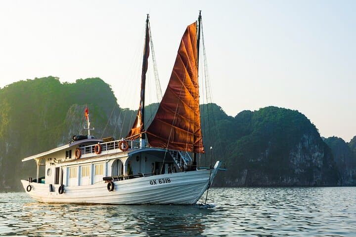 Bhaya Legend Private 2D1N Ba Ham & Tien Ong Cruise — Halong Bay Overnight photo 2