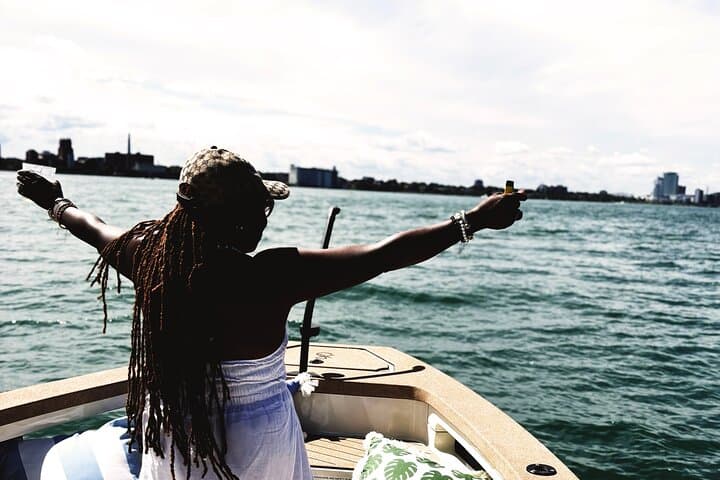 Belle Isle Breeze: 75-Minute Electric Cruise on the Detroit River photo 2