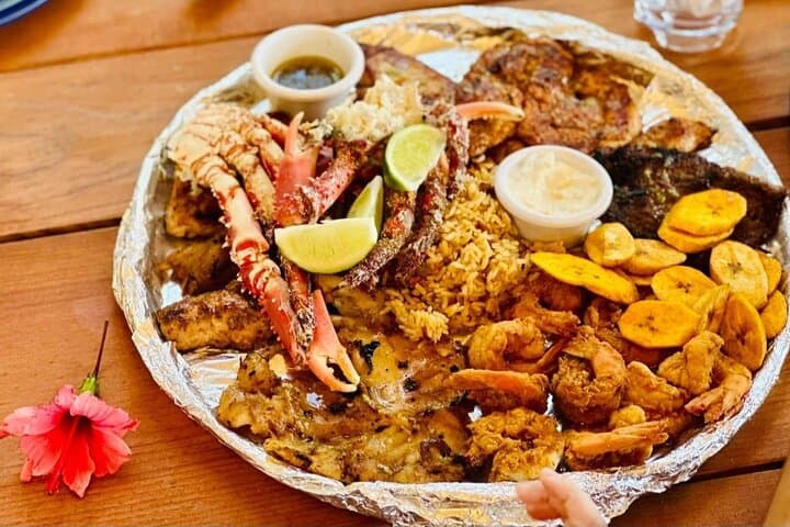 Roatán Private Tour: Monkeys, Sloths & Island Food (West Bay Highlights)