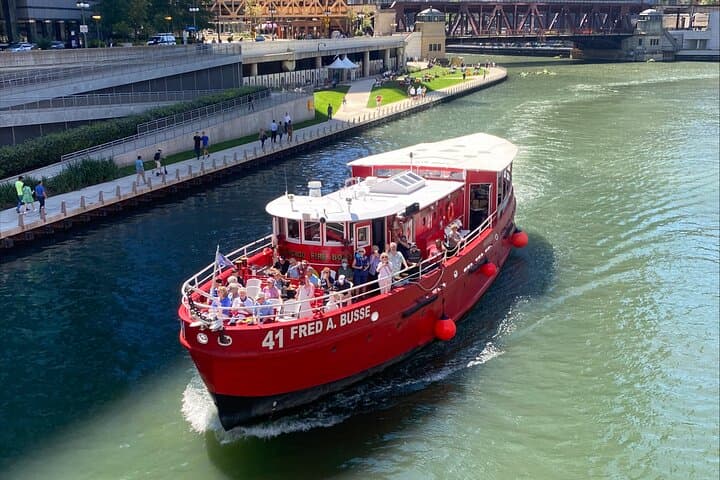 Historical Fireboat River Tour: Chicago Architecture & Firefighting History Cruise photo 4