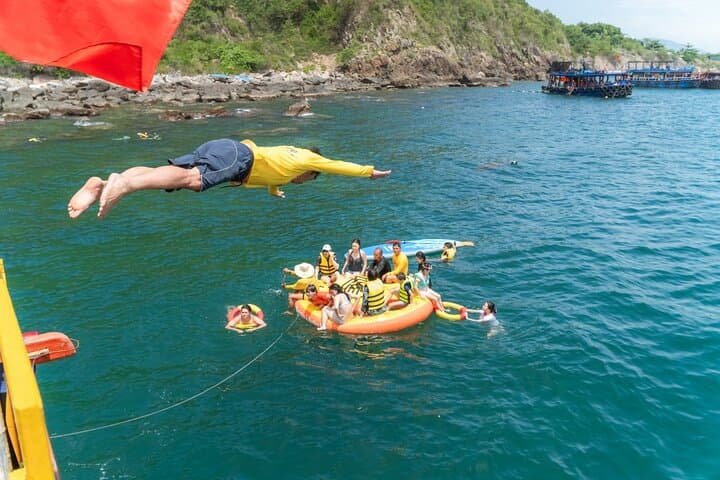 Nha Trang Island Hopping: Snorkel, BBQ & Floating Bar Tour photo 5