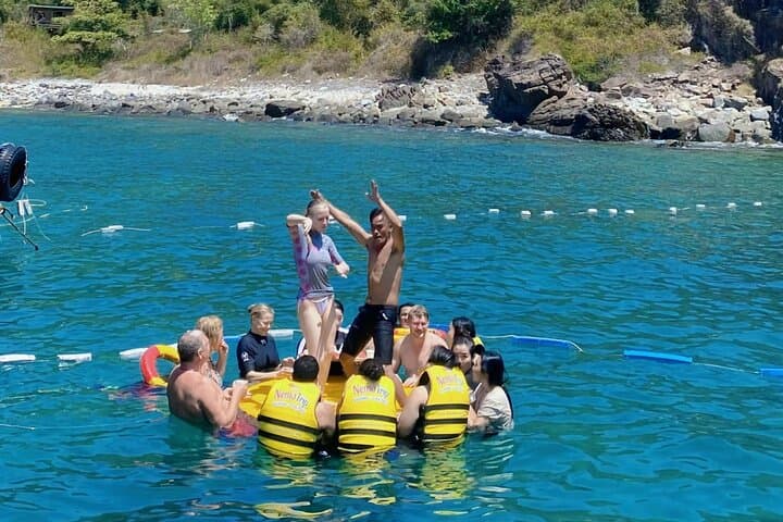 Nha Trang Island Hopping: Snorkel, BBQ & Floating Bar Tour photo 2