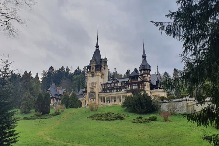 Private Day Tour to Peles Castle from Bucharest: 6-Hour Sinaia Excursion