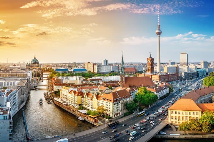 Prague to Berlin Private Transfer with 2-Hour Sightseeing Stops