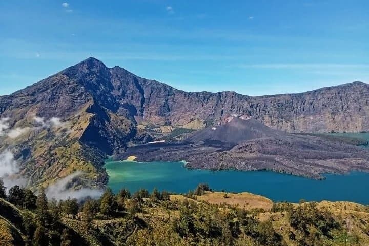 One-Day Trek to Mount Rinjani: Senaru Crater Rim in a Day
