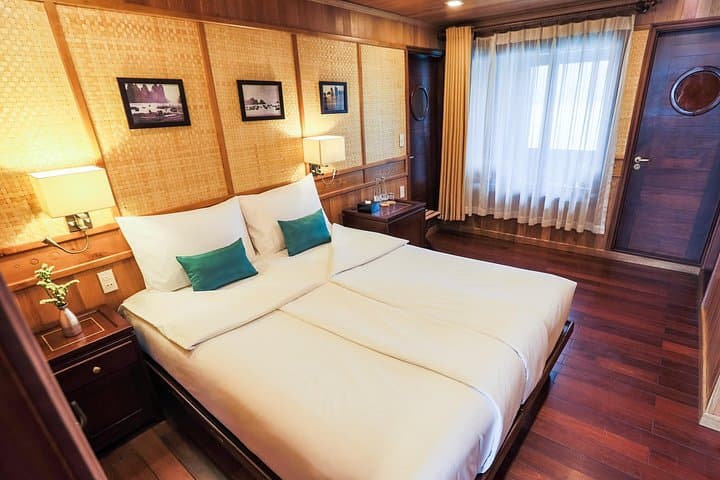 3-Day Private Halong Bay Cruise: Kayak Ba Ham & Explore Tien Ong Cave photo 5