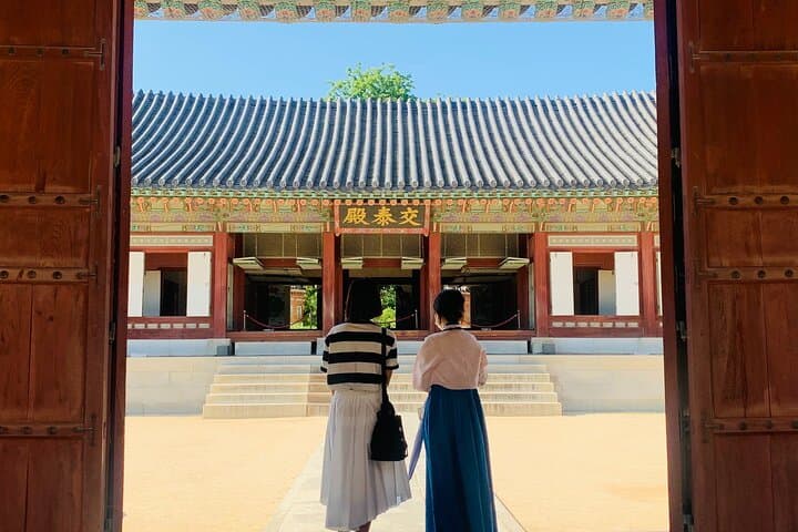 Gyeongbokgung Unveiled: Private Palace Walk with a Former Official Guide
