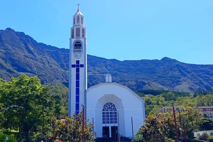 Private Cilaos Day Trip: 400 Bends, Roche Merveilleuse & Black Sand Beach photo 4