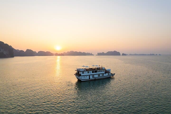 Private 2-Day Halong Bay Cruise: Kayak Ba Ham & Tien Ong Cave Escape photo 1