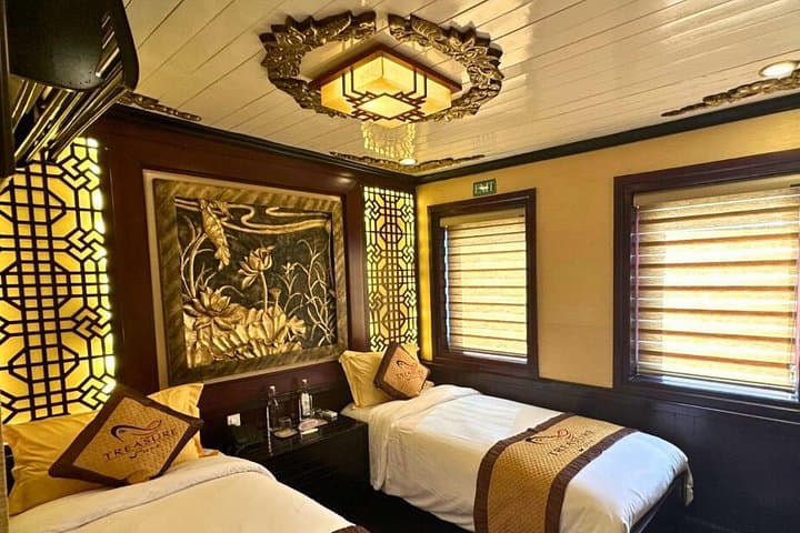 2-Day Bai Tu Long Bay Luxury Cruise: Kayak, Vung Vieng & Overnight photo 2