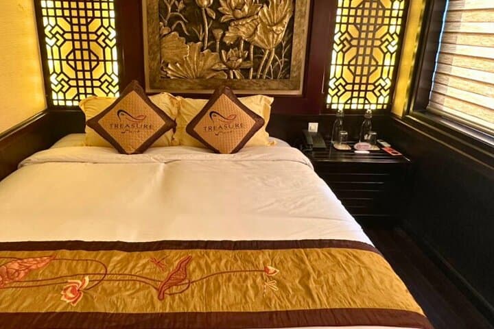 2-Day Bai Tu Long Bay Luxury Cruise: Kayak, Vung Vieng & Overnight photo 3