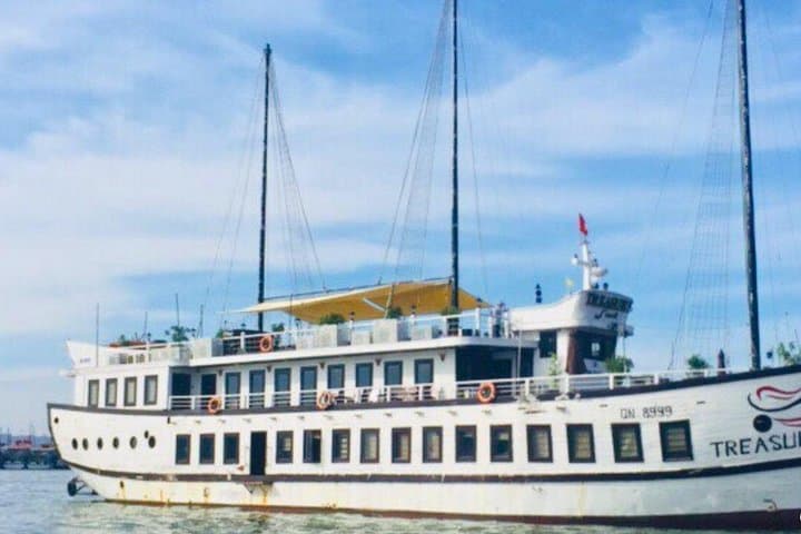 2-Day Bai Tu Long Bay Luxury Cruise: Kayak, Vung Vieng & Overnight