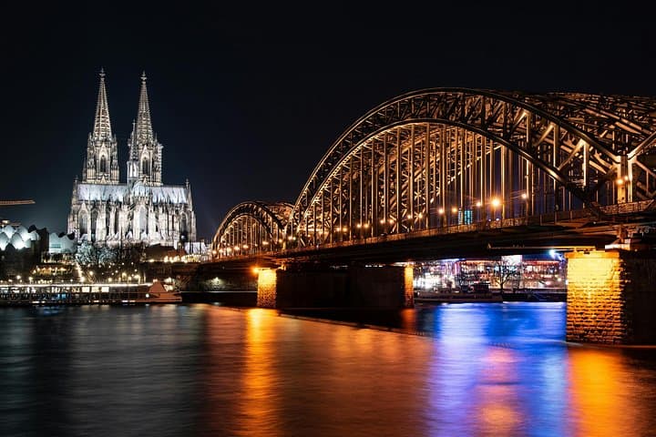Cologne Love Locks Photoshoot — Capture Hohenzollern Bridge & Cathedral Views photo 5