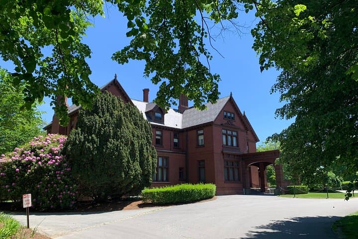 walk-newports-gilded-age-mansions-audio-tour-bellevue-avenue photo 4