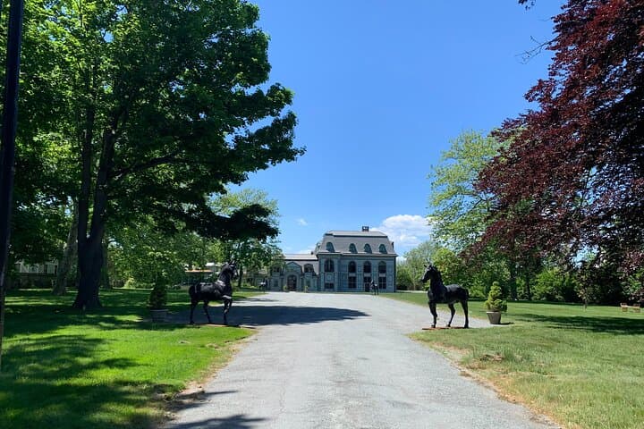 walk-newports-gilded-age-mansions-audio-tour-bellevue-avenue photo 3