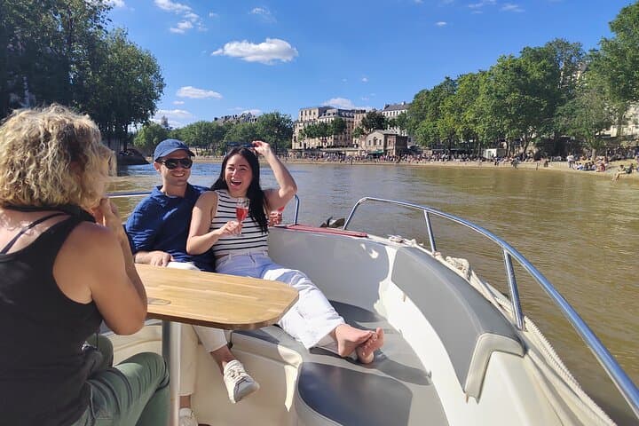 Private Seine River Cruise from Suresnes to Paris — Eiffel Tower & Island Sights photo 6