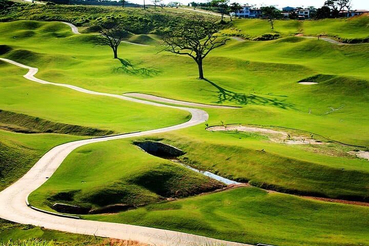 Roatan Golf at The Black Pearl: Challenging Elevation and Island Views photo 3