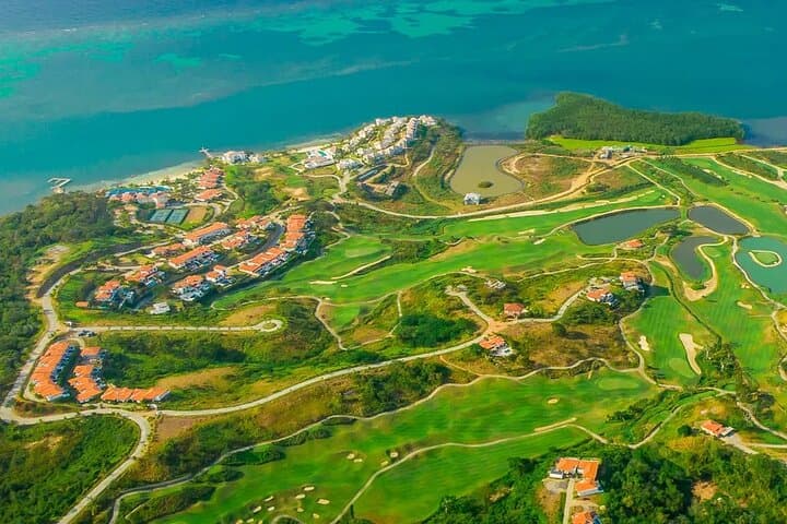 Roatan Golf at The Black Pearl: Challenging Elevation and Island Views photo 4